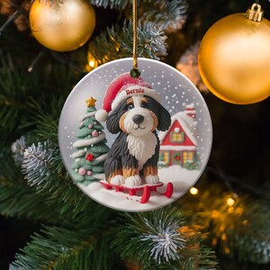 Bernedoodle-ornament, sneeuwbol-stijl met slee-ontwerp | Sublimatiekeramiek | 7,6 cm glanzend aandenken, dubbelzijdige kerstdecoratie afbeelding 3
