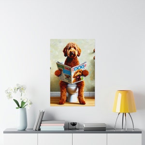 Grappige poster voor op het toilet: Goldendoodle hond leest op de wc afbeelding 3