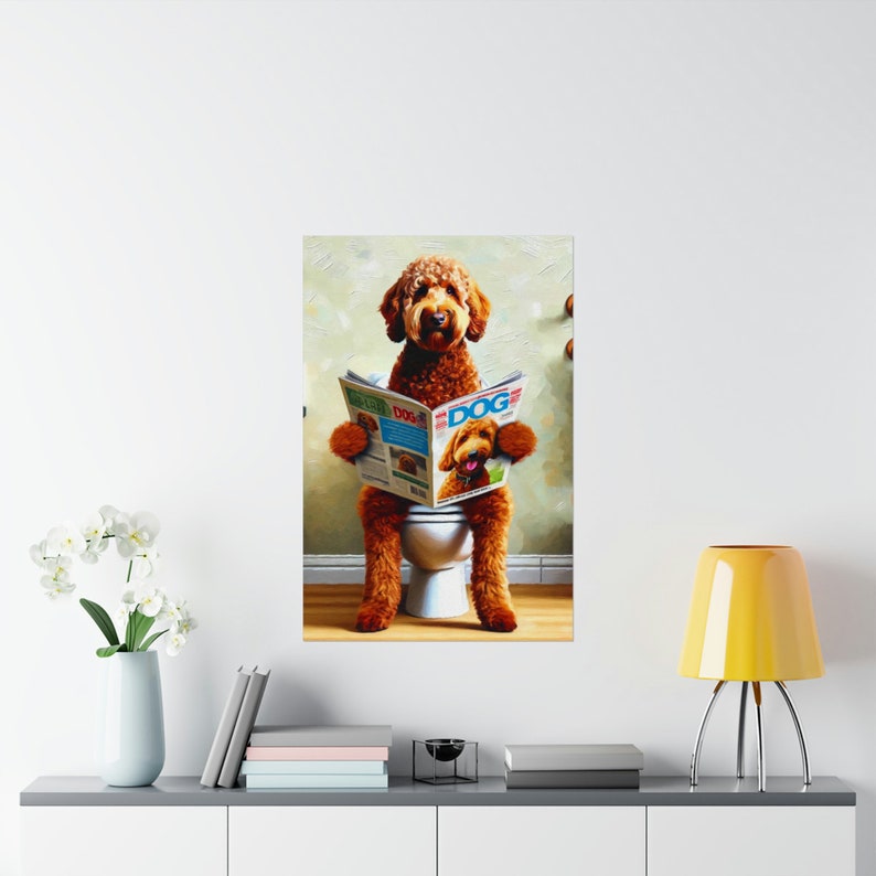 Grappige poster voor op het toilet: Goldendoodle hond leest op de wc afbeelding 3