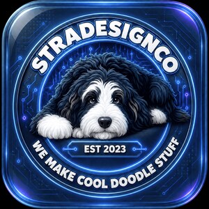 K&ouml;nnte beinhalten: Ein kreisf&ouml;rmiges Logo mit einem schwarz-wei&szlig;en Doodle-Hund, der in der Mitte liegt. Der Text STRADESIGNCO w&ouml;lbt sich oben, w&auml;hrend WE MAKE COOL DOODLE STUFF und EST 2023 unten stehen. Das Design hat einen leuchtend blauen digitalen Rand.