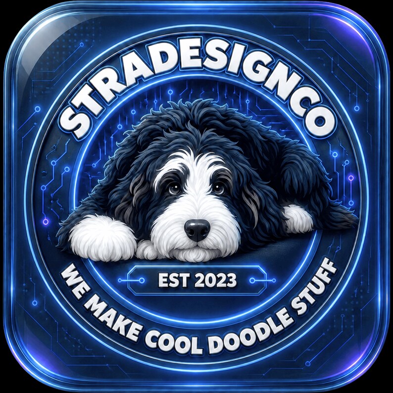 K&ouml;nnte beinhalten: Ein kreisf&ouml;rmiges Logo mit einem schwarz-wei&szlig;en Doodle-Hund, der in der Mitte liegt. Der Text STRADESIGNCO w&ouml;lbt sich oben, w&auml;hrend WE MAKE COOL DOODLE STUFF und EST 2023 unten stehen. Das Design hat einen leuchtend blauen digitalen Rand.