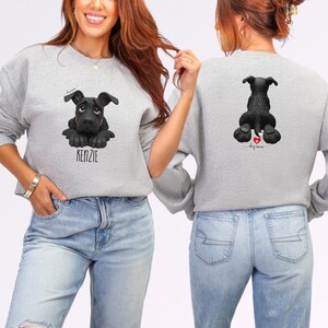 Puede incluir: Sudadera gris claro con un dibujo de perro negro en la parte delantera y trasera. El dise&ntilde;o frontal incluye el nombre del perro, "KENZIE". El dise&ntilde;o trasero incluye un coraz&oacute;n y las palabras "dog mom".