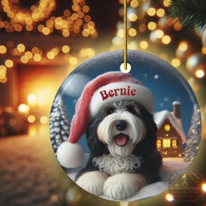 Individuell gestalteter Hunde-Ornament Bernedoodle, Weihnachtsmannmütze, festliches Erinnerungsstück (beidseitiger Sublimationsdruck, Keramik) Bild 16