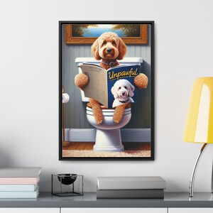 Portrait de Goldendoodle dans les toilettes, chien lisant un magazine, portrait de chien amusant, décoration murale pour salle de bain d'invités, cadeau idéal pour les amoureux des Goldendoodles, cadeau pour les amoureux des animaux image 6