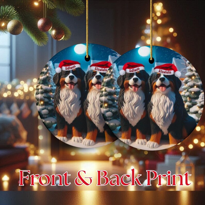 Op de afbeelding: Ronde kerstversieringen met een afbeelding van een Berner Sennenhond met een kerstmuts, met de namen "Edison" en "Einstein". De ornamenten hebben een besneeuwde bosachtergrond en de tekst "Front & Back Print".