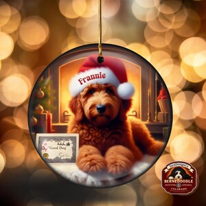 Pu&ograve; includere: Ornamento natalizio rotondo con un cane golden doodle che indossa un cappello da Babbo Natale con il nome "Frannie". Il cane &egrave; di fronte a un camino. Un piccolo cartello recita "Good Dog". L'ornamento ha un cordino dorato per appenderlo.