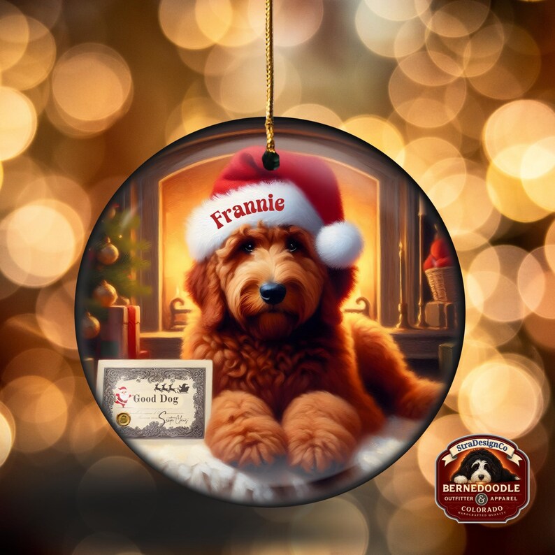 Pu&ograve; includere: Ornamento natalizio rotondo con un cane golden doodle che indossa un cappello da Babbo Natale con il nome "Frannie". Il cane &egrave; di fronte a un camino. Un piccolo cartello recita "Good Dog". L'ornamento ha un cordino dorato per appenderlo.