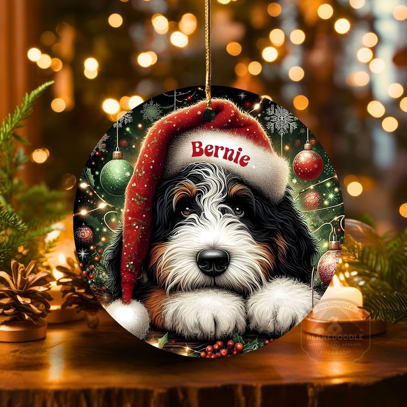 Adorno navideño de Bernedoodle para Papá Noel, recuerdo personalizado para perros / Cerámica por sublimación / Decoración navideña de doble cara de 7,6 cm imagen 1