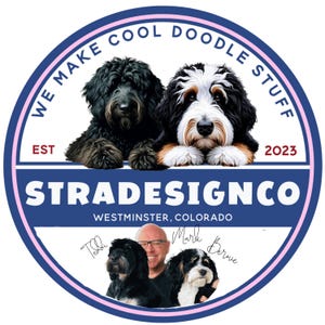 Divertido lienzo con imagen de un Goldendoodle negro leyendo una revista en el baño: Arte para el baño con un perro leyendo una revista. imagen 15