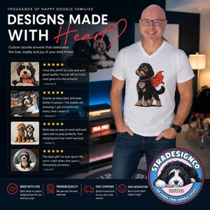 K&ouml;nnte beinhalten: Ein wei&szlig;es V-Ausschnitt-T-Shirt mit einer Grafik eines schwarz-lohfarbenen Doodle-Hundes, der ein rotes Cape und eine herzf&ouml;rmige Marke mit US-Flaggenmuster tr&auml;gt. Das Bild enth&auml;lt den Text THOUSANDS OF HAPPY DOODLE FAMILIES DESIGNS MADE WITH Heart.