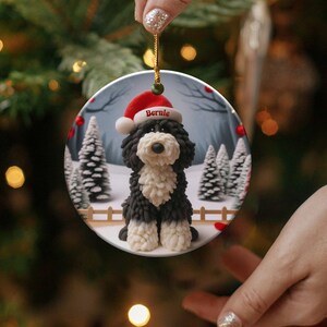Enfeite de Bernedoodle, Lembrança de Cachorro com Gorro de Papai Noel | Cerâmica Dupla Face | Decoração Festiva para Árvore de Natal por Sublimação imagem 7