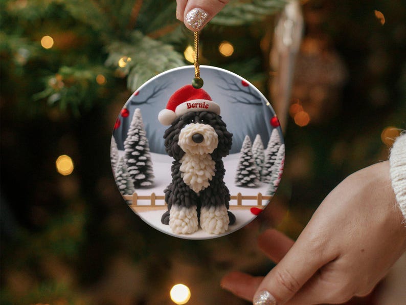 Enfeite de Bernedoodle, Lembrança de Cachorro com Gorro de Papai Noel | Cerâmica Dupla Face | Decoração Festiva para Árvore de Natal por Sublimação imagem 7