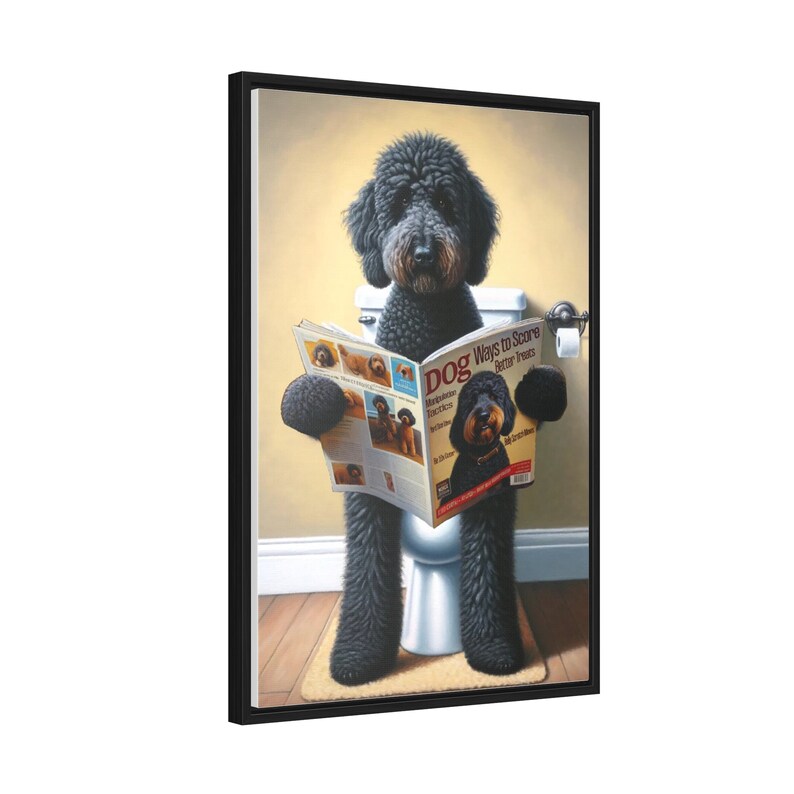 Portret van een zwarte Goldendoodle op het toilet, hond die een tijdschrift leest, grappig hondenportret, wanddecoratie voor de gastenbadkamer, cadeau voor labradoodle-liefhebbers, dierenliefhebber afbeelding 7