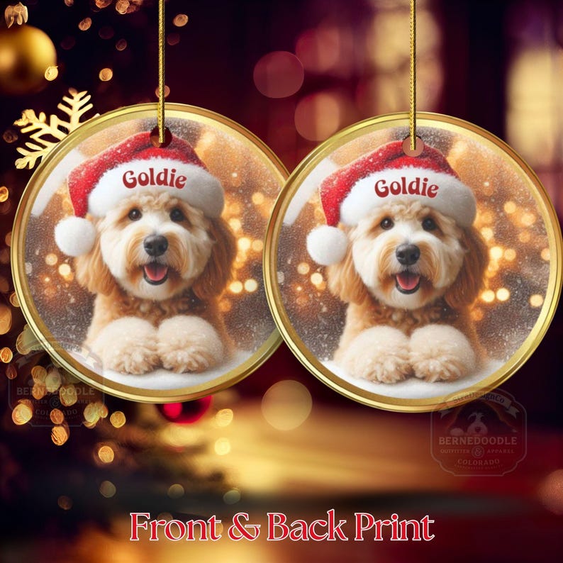 Keramik-Weihnachtsmannmütze, personalisierter Goldendoodle-Weihnachtsbaumschmuck | Sublimationsdruck | 7,6 cm (3 Zoll) Baumdekoration, individuelles Haustier-Andenken, Weihnachtsgeschenk Bild 3