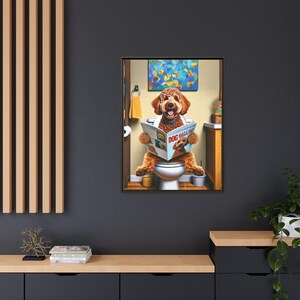 Cuadro enmarcado de un perro Goldendoodle rojo en el inodoro - Decoración de pared para el baño imagen 8