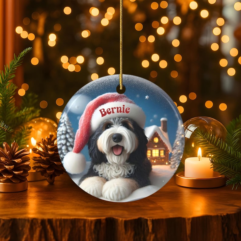 Individuell gestalteter Hunde-Ornament Bernedoodle, Weihnachtsmannmütze, festliches Erinnerungsstück (beidseitiger Sublimationsdruck, Keramik) Bild 1
