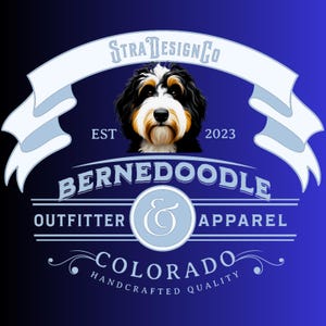 K&ouml;nnte beinhalten: Ein grafisches Logo mit einer Illustration eines dreifarbigen Bernedoodle-Hundes &uuml;ber dem Text Bernedoodle & Apparel, OUTFITTER, COLORADO und HANDCRAFTED QUALITY. Das Design enth&auml;lt ein Banner mit StraDesignCo und EST 2023 auf blauem Grund.