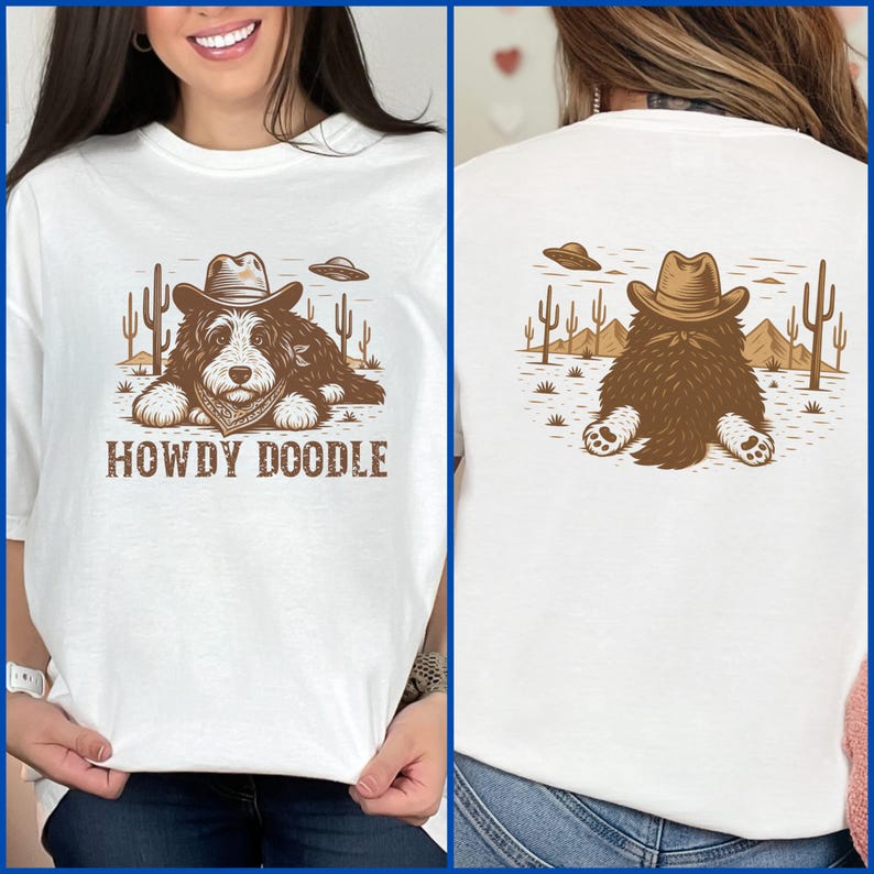 Może przedstawiać: Biała koszulka z grafiką brązowego psa w kapeluszu kowbojskim i bandanie, z napisem "HOWDY DOODLE". Projekt zawiera kaktusy i UFO. Tył koszulki przedstawia ten sam wz&oacute;r psa.