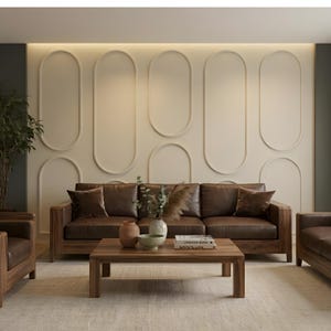 Può includere: Un soggiorno moderno con un divano in pelle marrone e cuscini abbinati. Un tavolino in legno espone oggetti decorativi. La stanza ha una palette di colori neutri, un design murale decorativo e un tappeto.