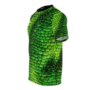 T-shirt unisexe en peau de serpent verte (AOP), chemise à imprimé reptile, t-shirt serpent vibrant, cadeau pour amoureux des animaux, haut inspiré de la nature