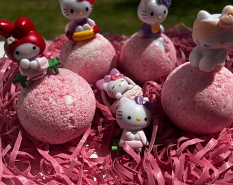 Paquete de 4 bombas de baño sorpresa hello kitty fizz vienen en la colección de juguetes hello kitty, bombas de baño hello kitty,