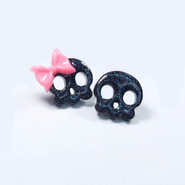 Jolies boucles d'oreilles tête de mort squelette effrayant, dépareillées goujons garçon fille noeud breloque irisé paillettes résine bibelot punk gothique sorcière pendentif cool