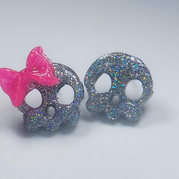 Jolies boucles d'oreilles tête de mort squelette effrayant, dépareillées goujons garçon fille noeud breloque irisé paillettes résine bibelot punk gothique sorcière pendentif cool