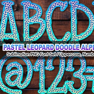 Puede incluir: Diseño digital con las letras A, B, C, D y E, junto con los símbolos @, 1, 2, 3 y #. Las letras y símbolos tienen un contorno azul y un estampado de leopardo con corazones azules. También se incluye el texto "PASTEL LEOPARD DOODLE ALPHABET".