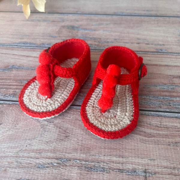 Sandales rouges personnalisées faites main pour bébé, jolies sandales d'été au crochet pour bébé fille, sandales bébé à semelle souple