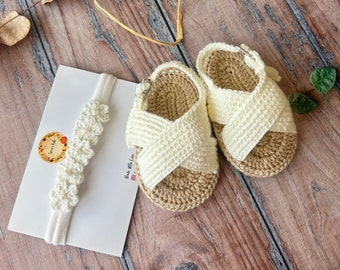 Gehäkelte weiche weiße Babyschuhe mit Stirnband, individuelle Sommer-Babysandalen, Baby-Taufgeschenk für Mädchen