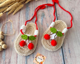 Sandales au crochet faites main mignon bébé fille, chaussures bébé fille cerise nouveau-né, sandales d'été bébé doux