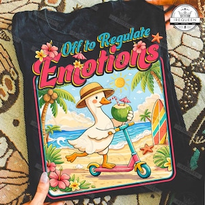Puede incluir: Camiseta negra con un gráfico colorido de un ganso en un scooter en la playa, sosteniendo una bebida de coco. El texto "Off to Regulate Emotions" está encima de la imagen. Palmeras, una tabla de surf y flores también están en el diseño.