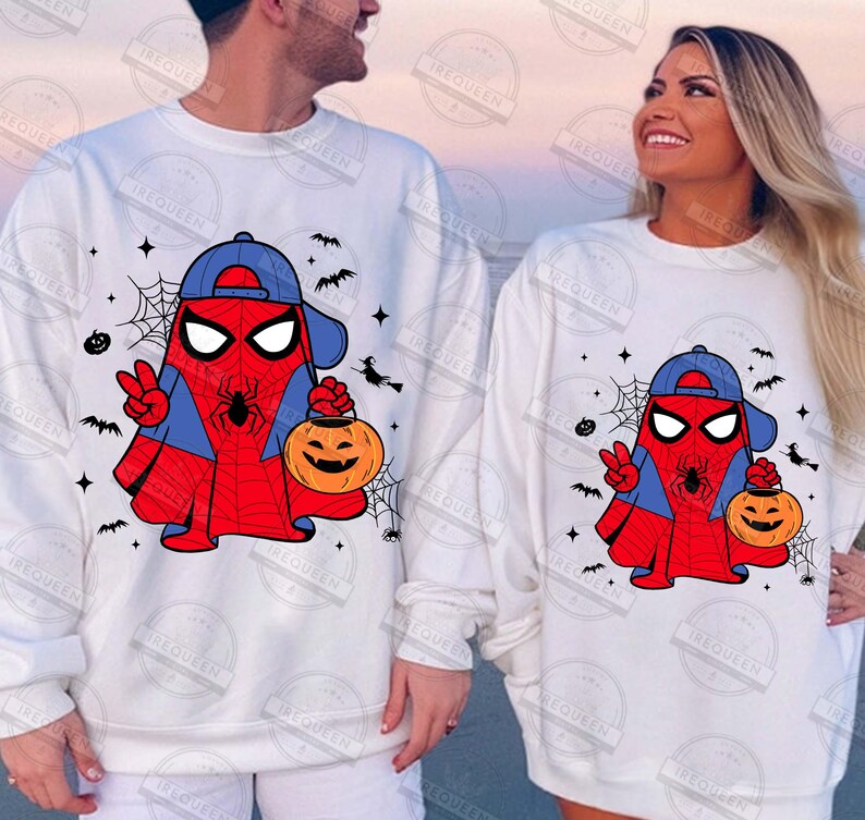 Pode incluir: Camisolas brancas com um design de fantasma do Homem-Aranha de desenho animado, com um bon&eacute; azul, um sinal de paz e uma ab&oacute;bora. O design inclui teias de aranha, morcegos e estrelas, perfeito para o Halloween. As camisolas s&atilde;o de estilo casual.