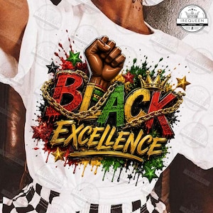 Peut inclure: T-shirt blanc avec un motif "BLACK EXCELLENCE" aux couleurs vives. Le texte est rouge, vert et or, avec un poing levé marron, une chaîne et une couronne dorées. Le motif comprend des étoiles et des éclaboussures de peinture.
