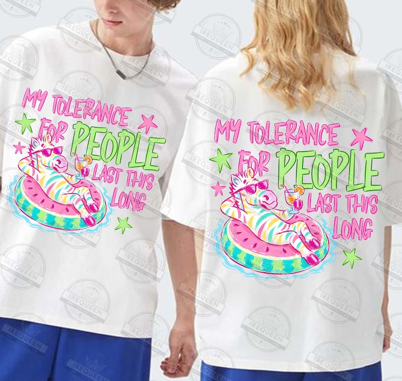 Puede incluir: Camisetas blancas con un gr&aacute;fico colorido. El gr&aacute;fico presenta una cebra con gafas de sol relaj&aacute;ndose en un flotador inflable rosa y azul, con el texto "MY TOLERANCE FOR PEOPLE LAST THIS LONG".