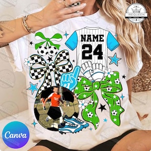 Könnte beinhalten: Weißes T-Shirt mit einem Fußball-Design. Es zeigt ein Trikot mit dem Namen und der Nummer 24, Fußbällen, Schleifen, Sternen und einem Foto eines Kindes beim Fußballspielen. Enthält blau-weiße Fußballschuhe.