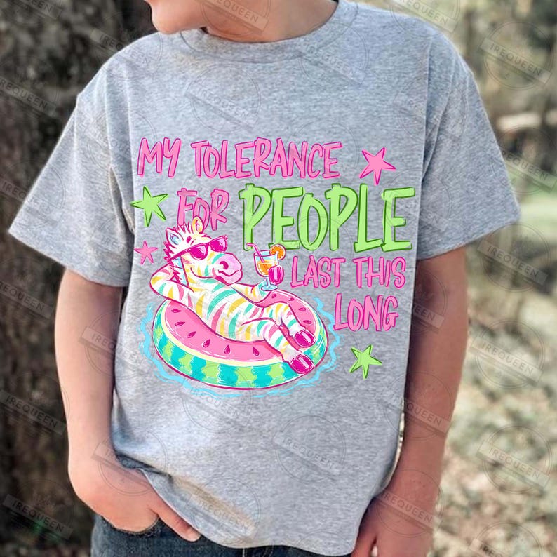 Puede incluir: Camiseta gris con un cebra de dibujos animados con gafas de sol flotando en una rueda inflable con forma de sand&iacute;a. El texto dice "MY TOLERANCE FOR PEOPLE LAST THIS LONG" en rosa y verde.