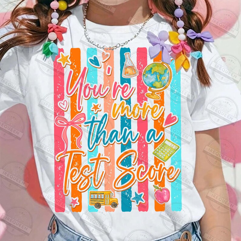 Może przedstawiać: Rustykalny drewniany szyld z napisem "Welcome to our home" w białych literach. Szyld ma postarzaną powierzchnię i prosty, zachęcający design, idealny na ganek lub do wejścia.