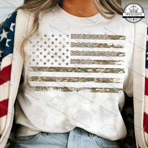 Papá protector retro (PNG), camiseta de caza de camuflaje (PNG), el mejor papá del mundo (PNG), papá camuflado, regalo del Día del Padre, papá militar, archivo digital