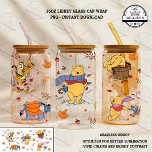 Puede incluir: Tres vasos de vidrio tipo lata Libbey de 16oz con tapas de bambú y pajitas de vidrio de colores, con un diseño otoñal que muestra a Winnie the Pooh, Tigger, Eeyore y Piglet rodeados de hojas naranjas, bayas rojas y bellotas que caen.