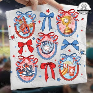 Puede incluir: Tela blanca con ilustraciones temáticas de béisbol. Los diseños incluyen un guante de béisbol, un trofeo, palomitas de maíz, un perrito caliente, zapatos de béisbol y un dedo de espuma. Cada diseño está enmarcado con cintas y estrellas rojas y azules.