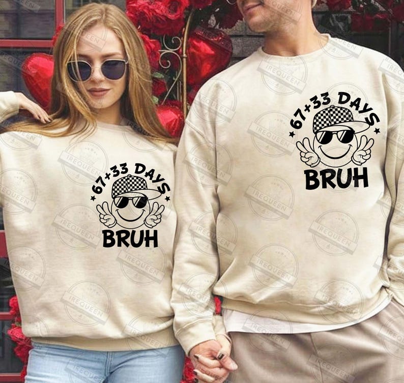 Pu&ograve; includere: Due felpe beige abbinate. Ognuna presenta una grafica di una faccina sorridente con occhiali da sole e un berretto a scacchi, con la scritta "67+33 DAYS BRUH". Le felpe sono in stile casual, adatte a coppie o amici.