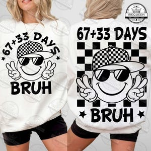 Pu&ograve; includere: Felpa bianca con una faccina sorridente con occhiali da sole e un cappello a scacchi, con la scritta "67+33 DAYS BRUH". Il design include segni di pace e stelle. Il retro della felpa ha lo stesso design.