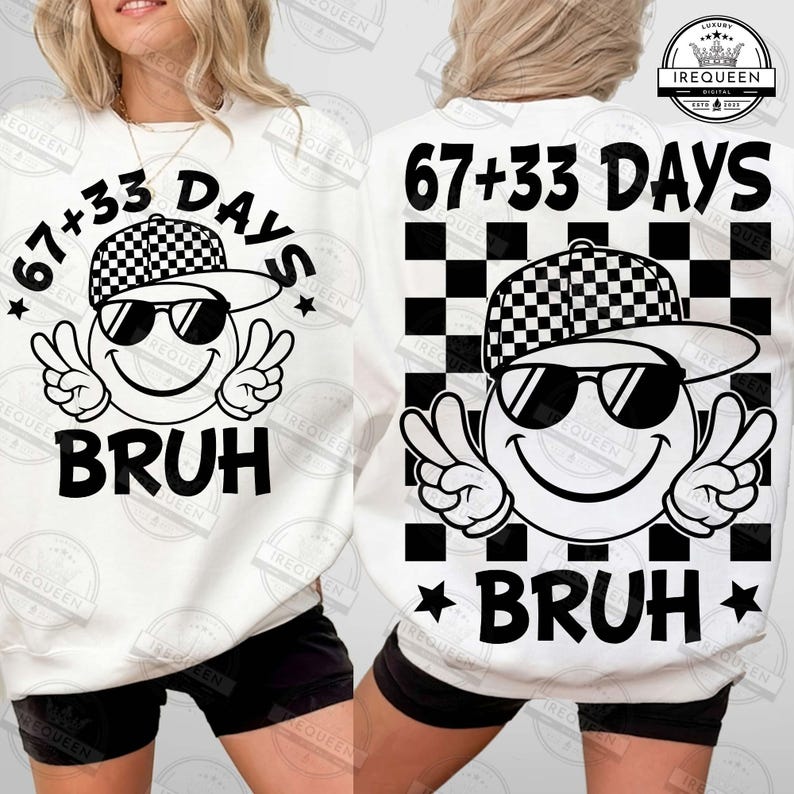 Pu&ograve; includere: Felpa bianca con una faccina sorridente con occhiali da sole e un cappello a scacchi, con la scritta "67+33 DAYS BRUH". Il design include segni di pace e stelle. Il retro della felpa ha lo stesso design.