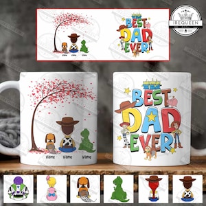 Puede incluir: Una taza de cerámica blanca con una ilustración de un personaje con sombrero de vaquero, un perro y un dinosaurio verde sentados bajo un árbol con hojas rojas en forma de corazón. El texto "BEST DAD EVER" aparece en letras coloridas.