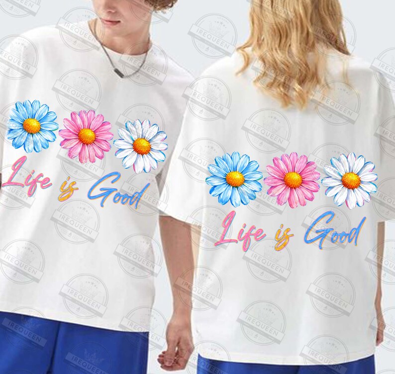 Pu&ograve; includere: T-shirt bianche con un motivo floreale a margherita blu, rosa e bianco, con la scritta "Life is Good" in una sceneggiatura colorata. Le magliette sono a maniche corte.