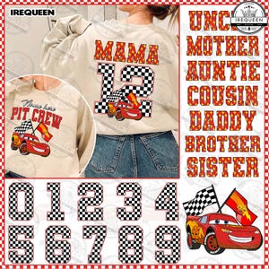 Op de afbeelding: Een wit sweatshirt met een rood-zwart geruit ontwerp en het woord "MAMA" in rode letters. Het nummer "12" staat ook op het shirt, met een rode raceauto met een geruite vlag. Onder het shirt bevindt zich een reeks nummers van 0 tot 9 met een geruit ontwerp. De tekst "OOM, MOEDER, TANTE, COUSIN, PAPA, BROER, ZUSTER" staat aan de rechterkant van de afbeelding.
