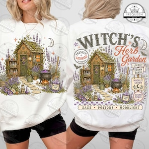 Op de afbeelding: Een wit sweatshirt met ronde hals en een grafische print van een houten tuinhuisje omringd door lavendel, een ketel en toverdrankflesjes. De tekst luidt Witch's Herb Garden, Freshly Gathered, Locally Grown Herbs, Moonlit Grown, Autumn Picked, Sage, Potions, Moonlight.