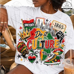 以下が含まれることがあります： 「JUNETEENTH」、「1865 FREEDOM DAY」、「Do it for the CULTURE」という文字がプリントされたカラフルなグラフィックTシャツ。アフリカの地図、王冠、突き上げられた拳、スニーカー、唇、都市のスカイラインがデザインされています。