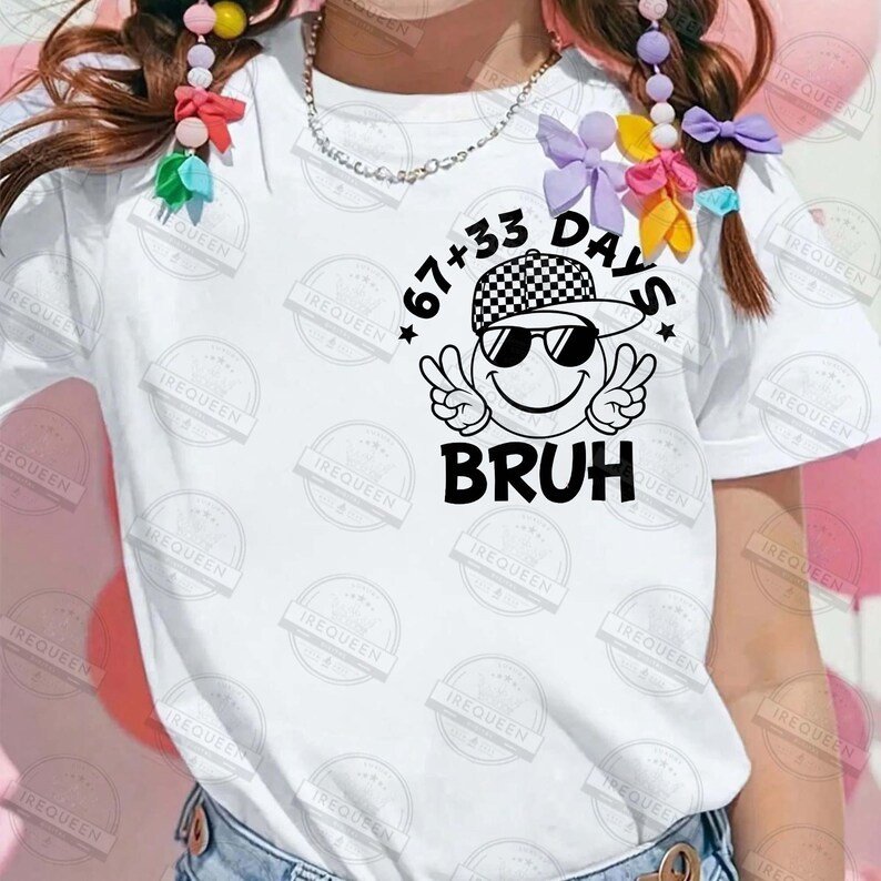 Pu&ograve; includere: T-shirt bianca con grafica nera di una faccina sorridente con occhiali da sole e berretto a scacchi, con la scritta "67+33 DAYS BRUH". &Egrave; un capo d'abbigliamento casual.